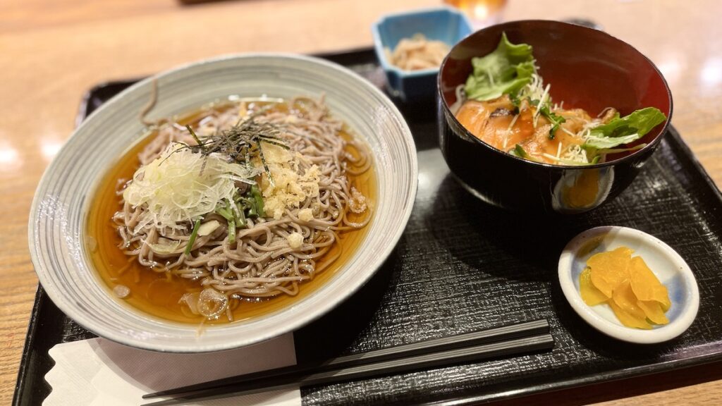 蕎麦とサーモン丼のセット