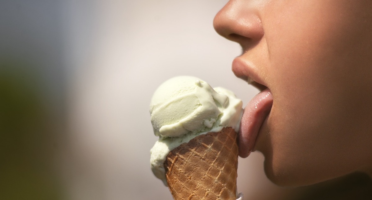 アイスクリームを食べる女性の口元